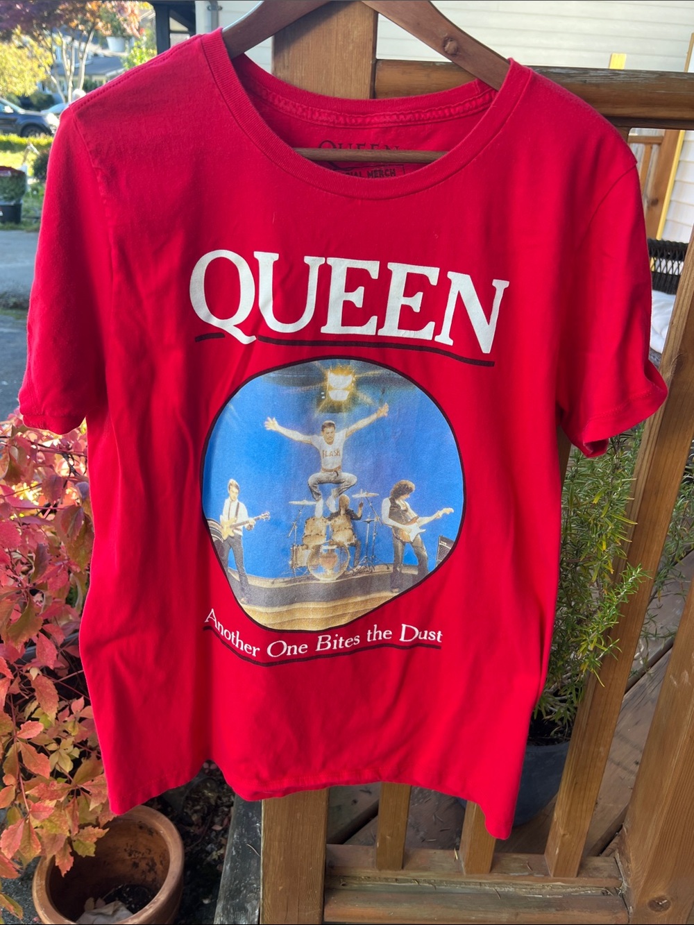Queen Official Merch Red T-Shirt Large L Another One Bites The Dust Band Tee